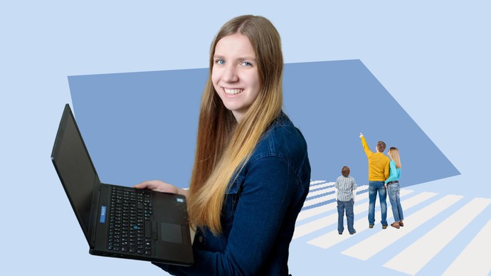 Eine Frau steht vor einem blauen Hintergrund und hält einen Laptop. Im Hintergrund steht eine Familie.