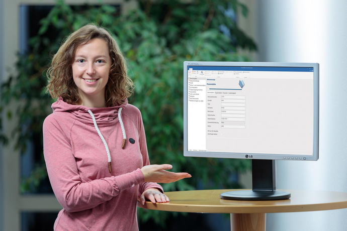 Mitarbeiter mit Monitor