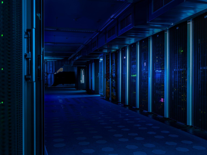 Das Bild zeigt einen Serverraum.
