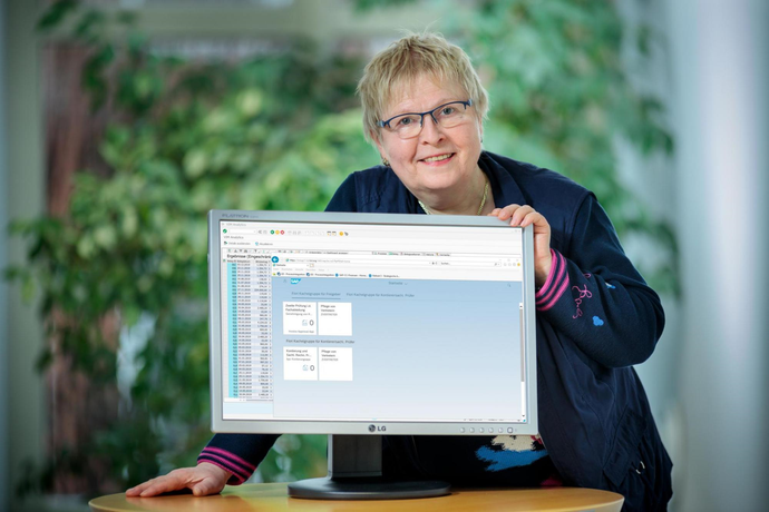 Mitarbeiter mit Monitor