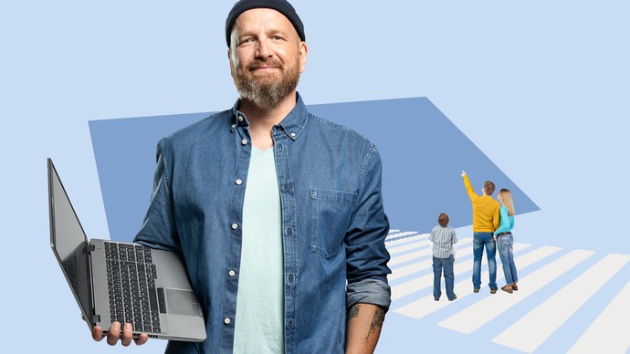 Eine Interessentin liest eine Stellenanzeige der LWL.IT in der Zeitung und scannt mit ihre Smartphone den QR-Code für weitere Informationen zum LWL