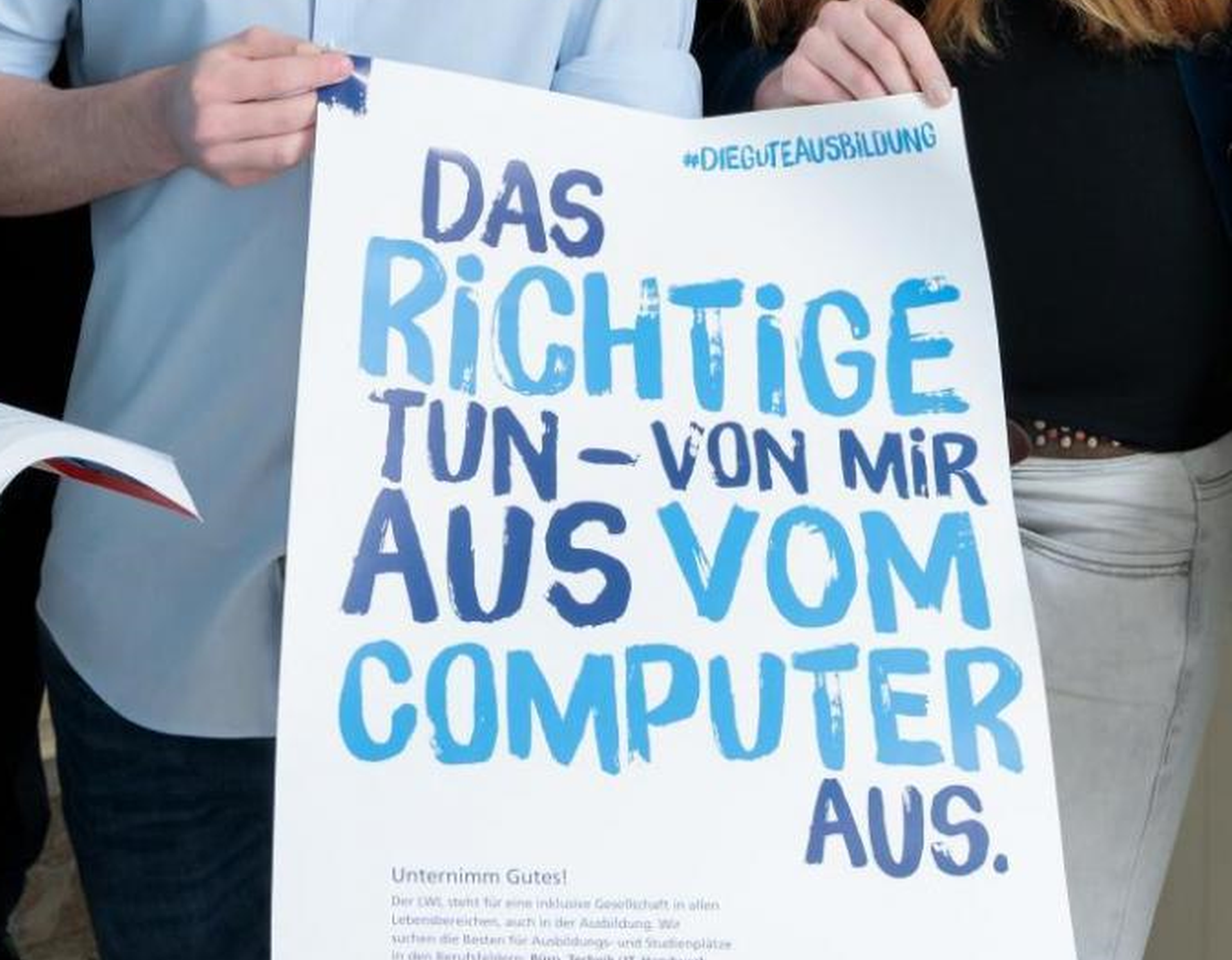 gezeigt wird 1 Plakat aus der Ausbildungskampagne des LWL mit der Aufschrift "Das Richtige machen - vom mir aus vom Computer aus"