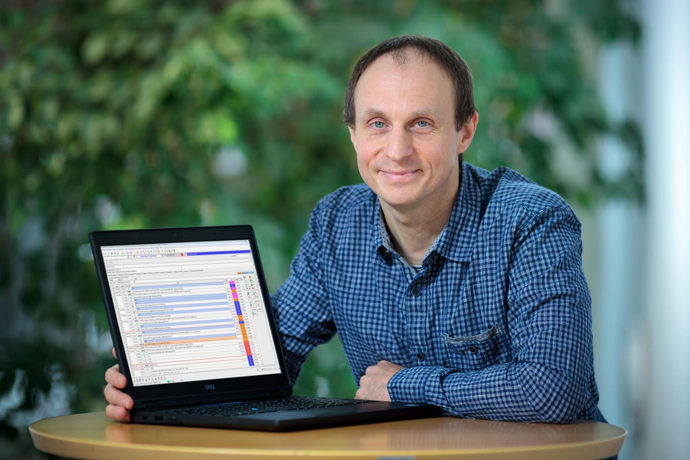 Mitarbeiter mit Monitor