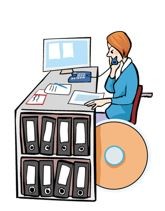 Das Bild zeigt eine Frau an ihrem Computer-Arbeitsplatz.